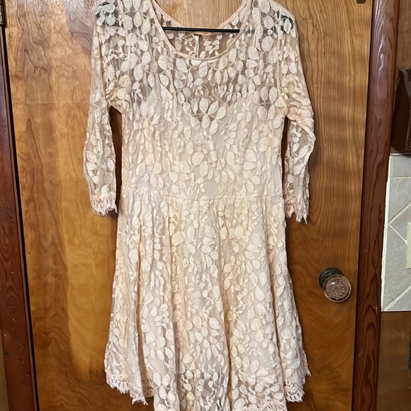 Peach color lace dress - Picture 2 of 3